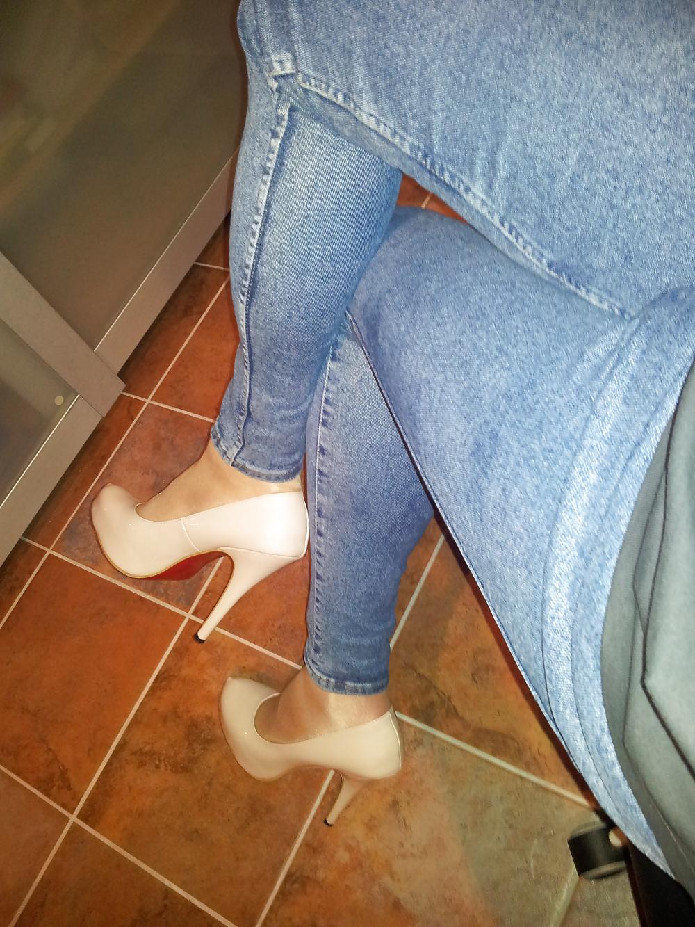 6P Skinny Jeans & Nude Heels