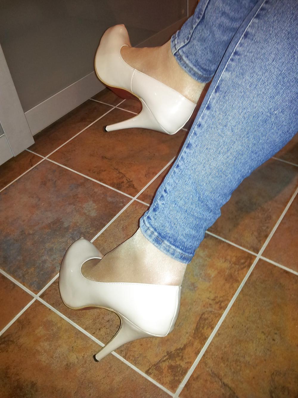 6P Skinny Jeans & Nude Heels