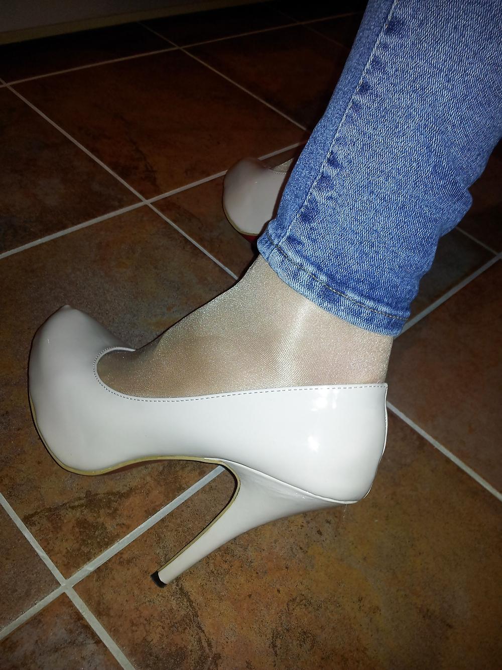 6P Skinny Jeans & Nude Heels