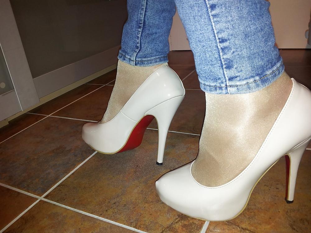 6P Skinny Jeans & Nude Heels