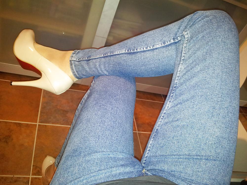 6P Skinny Jeans & Nude Heels