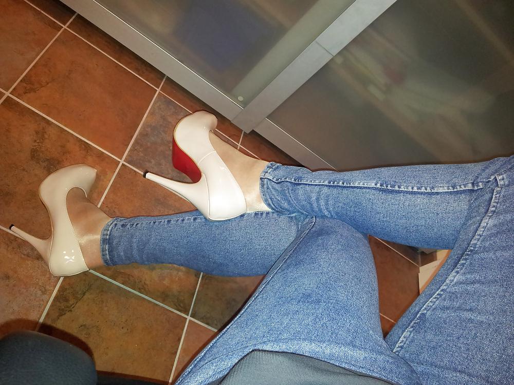 6P Skinny Jeans & Nude Heels