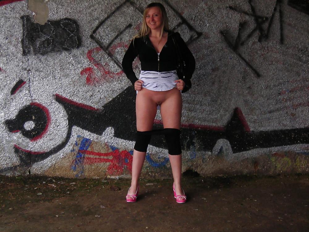 25P Girl public nude pics