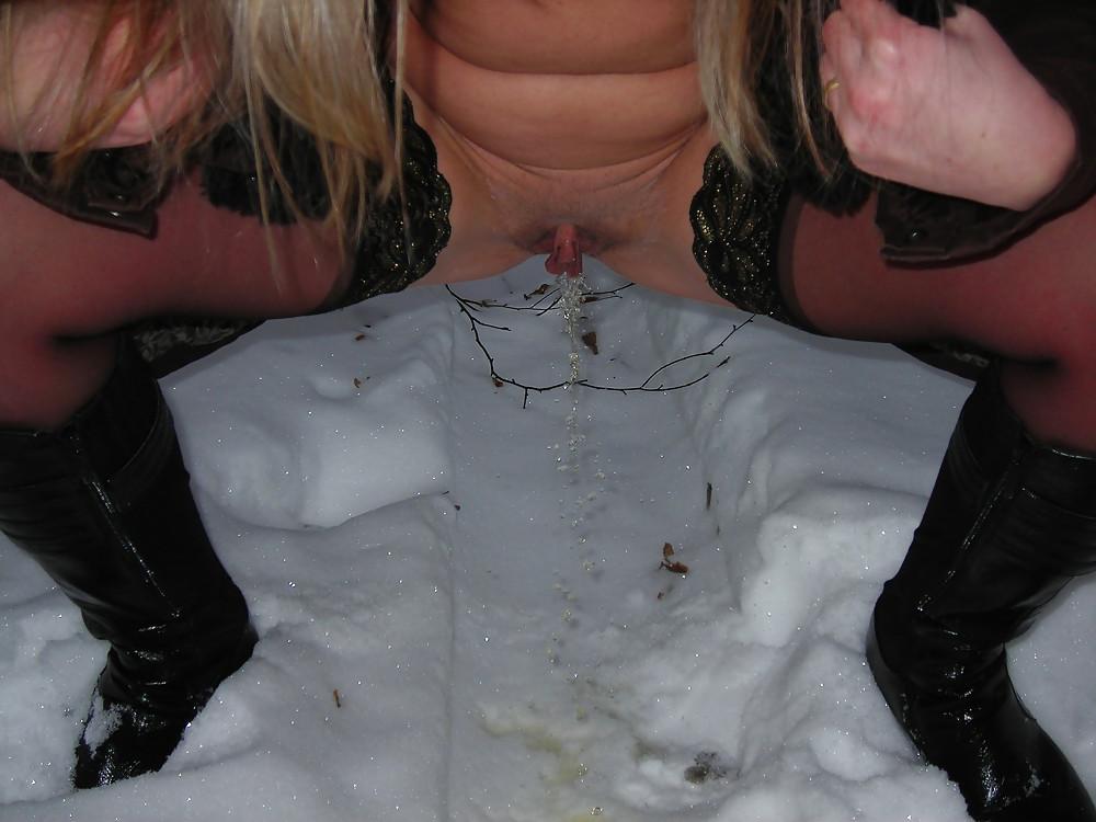 25P Girl public nude pics