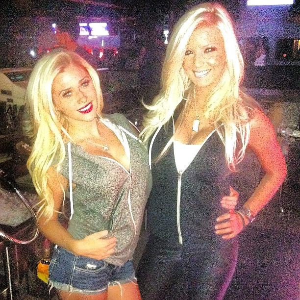 22P Hot blonde bimbo with great tits COMMENT