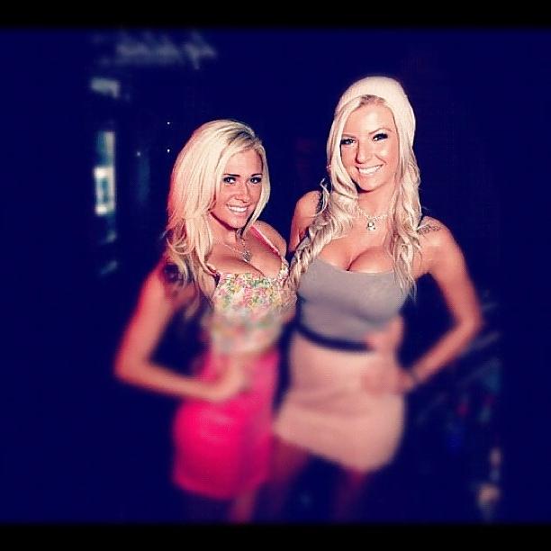 22P Hot blonde bimbo with great tits COMMENT