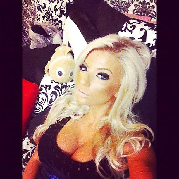 22P Hot blonde bimbo with great tits COMMENT