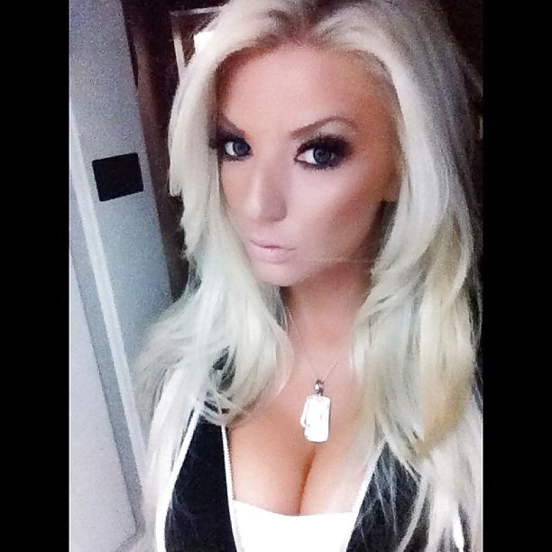 22P Hot blonde bimbo with great tits COMMENT