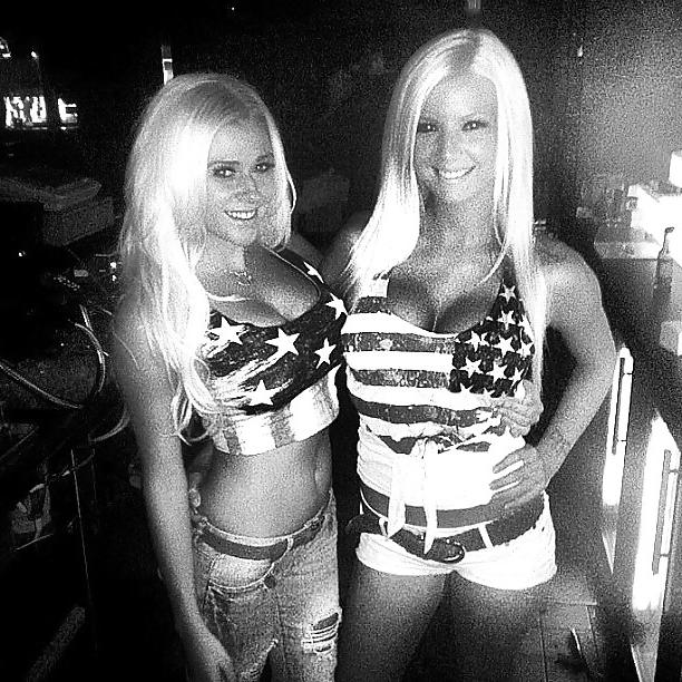 22P Hot blonde bimbo with great tits COMMENT