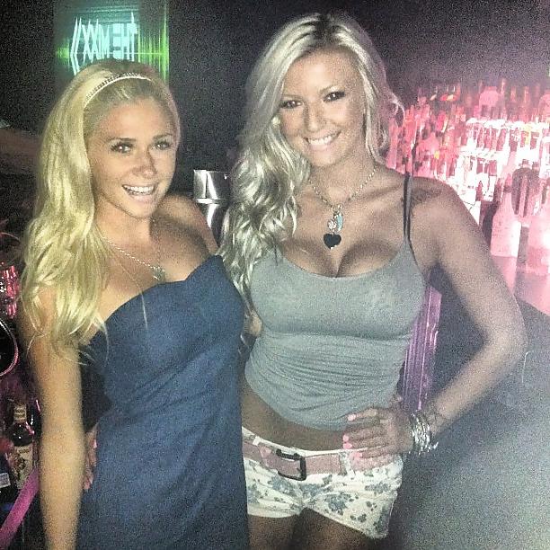 22P Hot blonde bimbo with great tits COMMENT