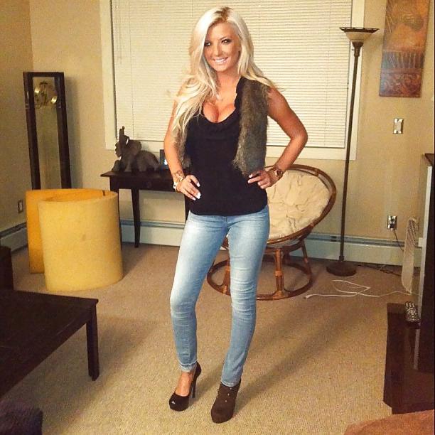 22P Hot blonde bimbo with great tits COMMENT