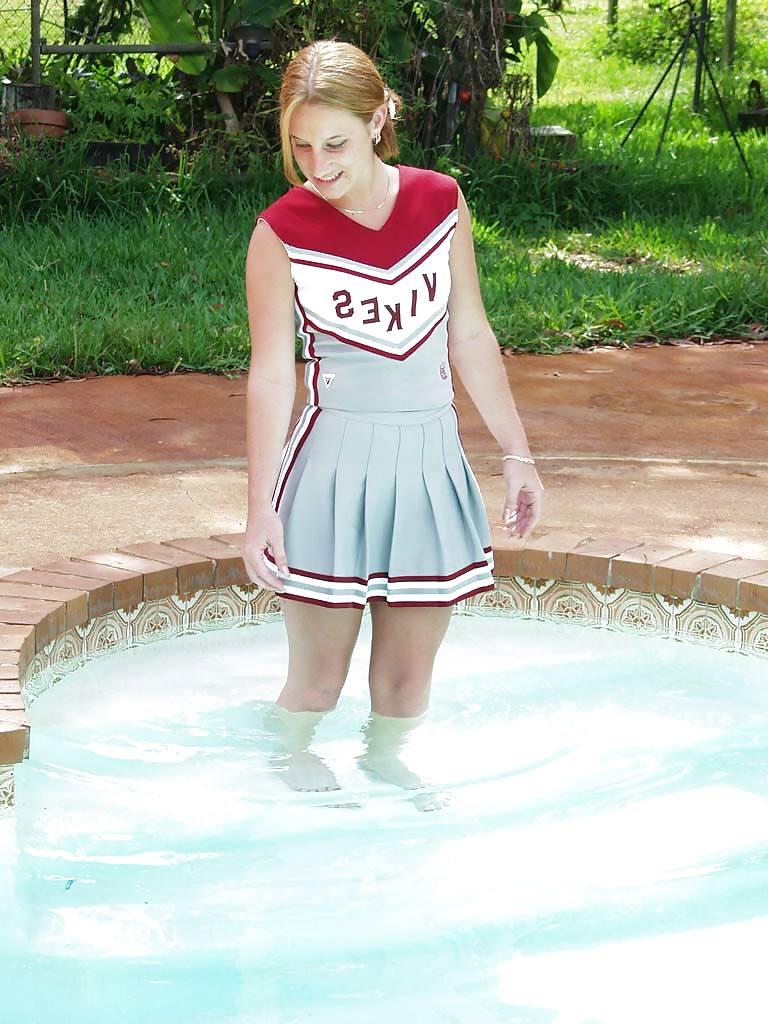 17P Cheerleader fancies a swim