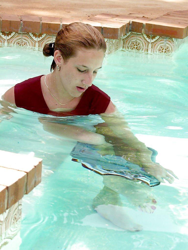 17P Cheerleader fancies a swim