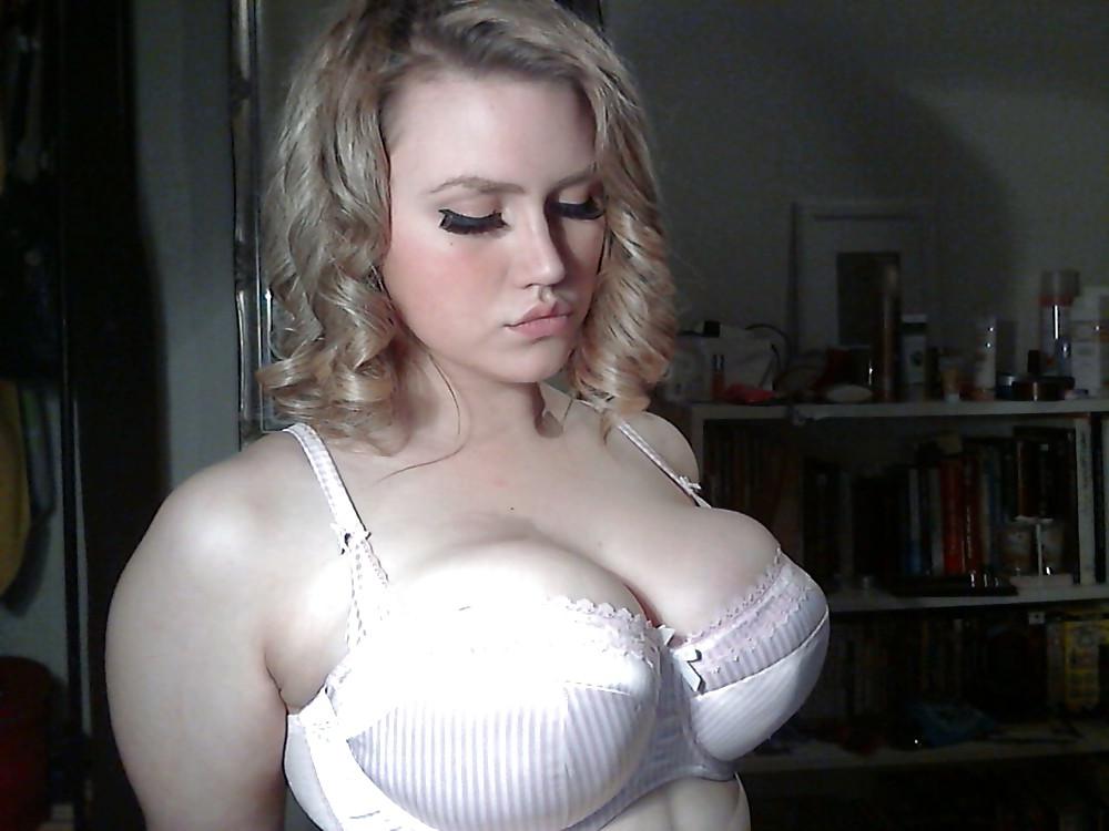 25P Curvy beautiful Emilie