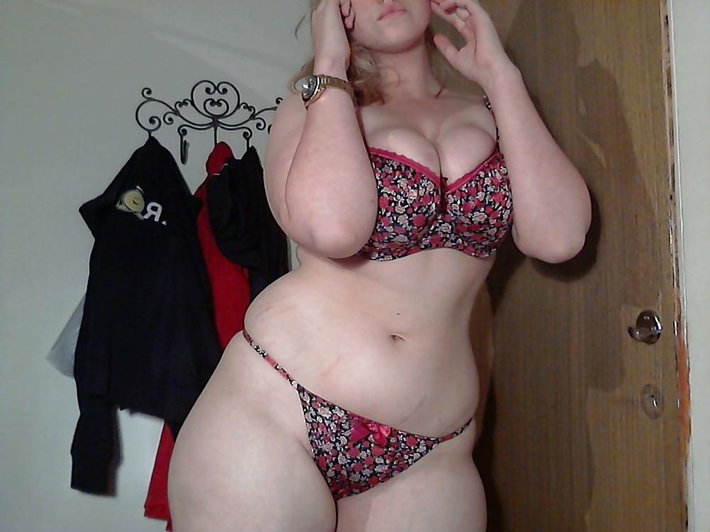 25P Curvy beautiful Emilie