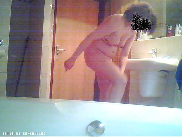 25P Spy my wife in the bathroom
