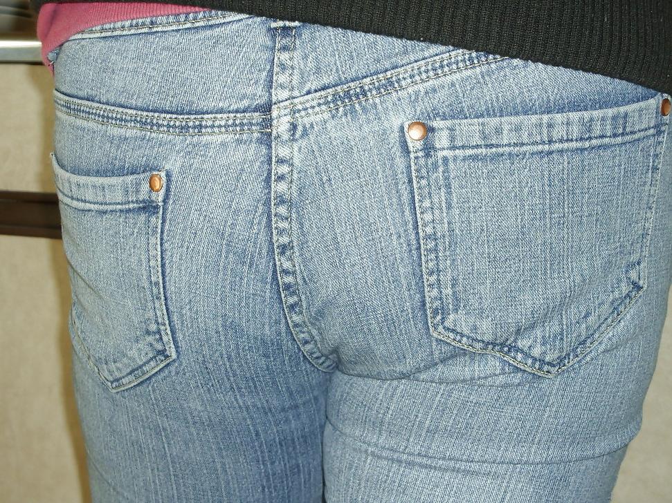 25P Wife's sexy slut ass in jeans