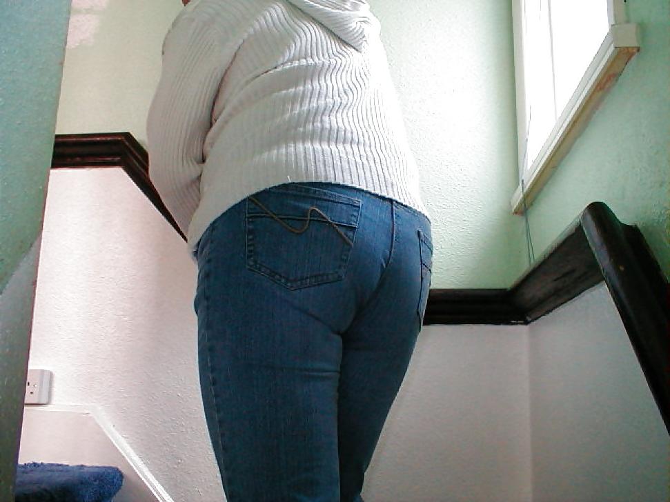 25P Wife's sexy slut ass in jeans
