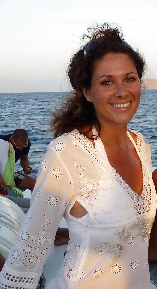 10P Curly brunette