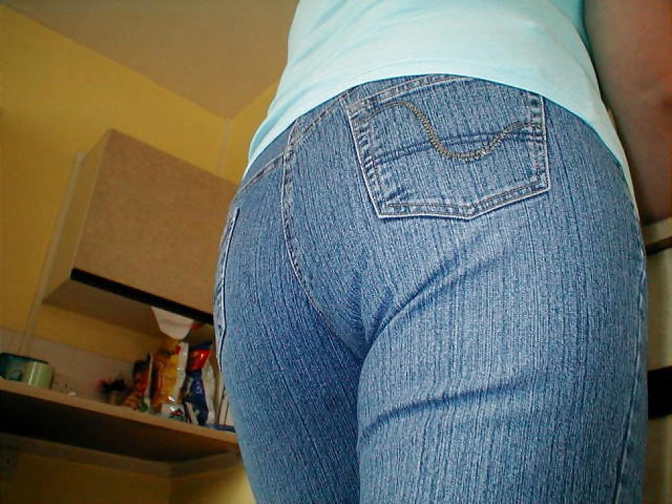 25P The wife's hot ass in sexy jeans