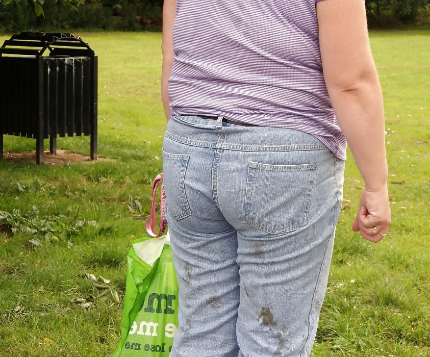 25P The wife's hot ass in sexy jeans