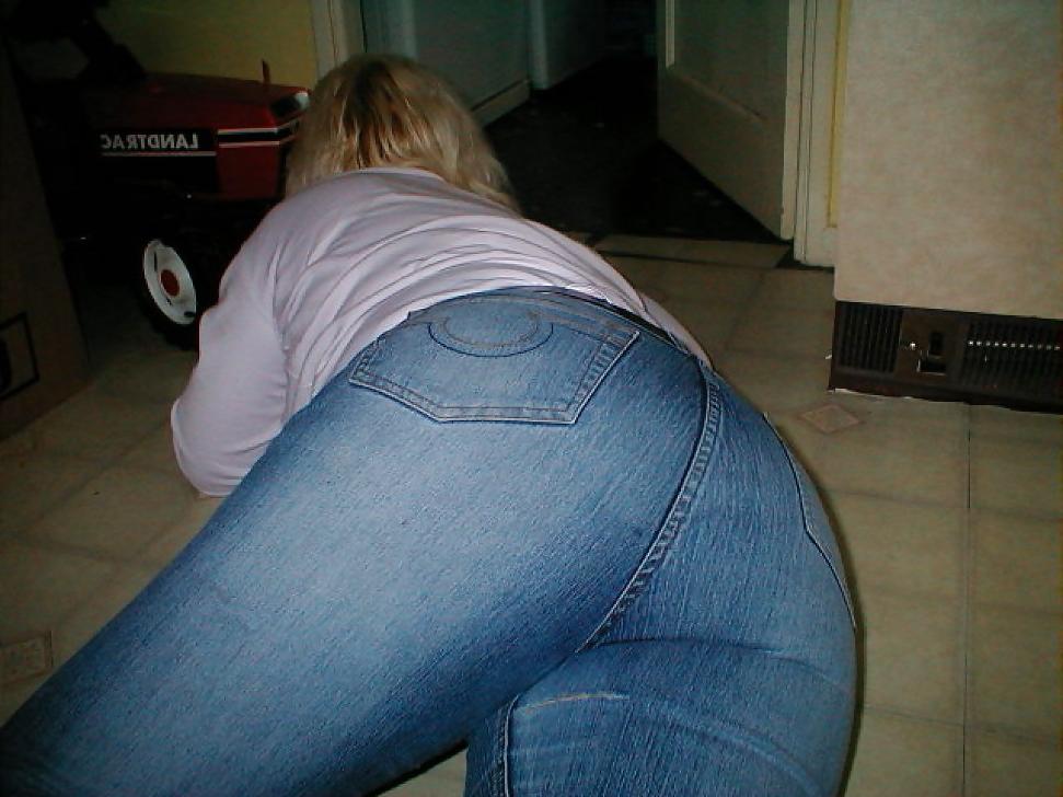25P The wife's hot ass in sexy jeans