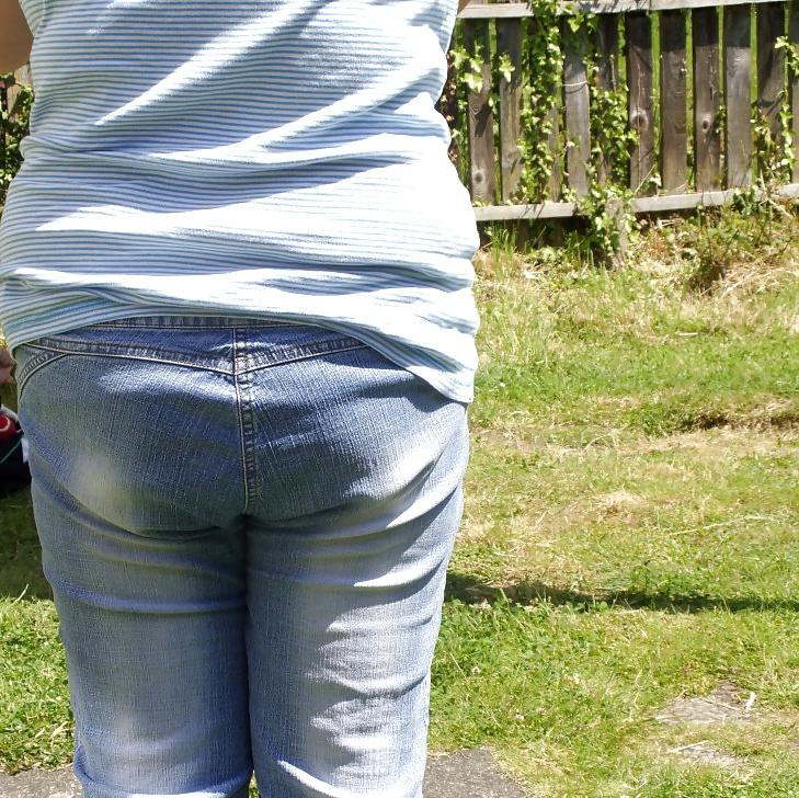 25P The wife's hot ass in sexy jeans