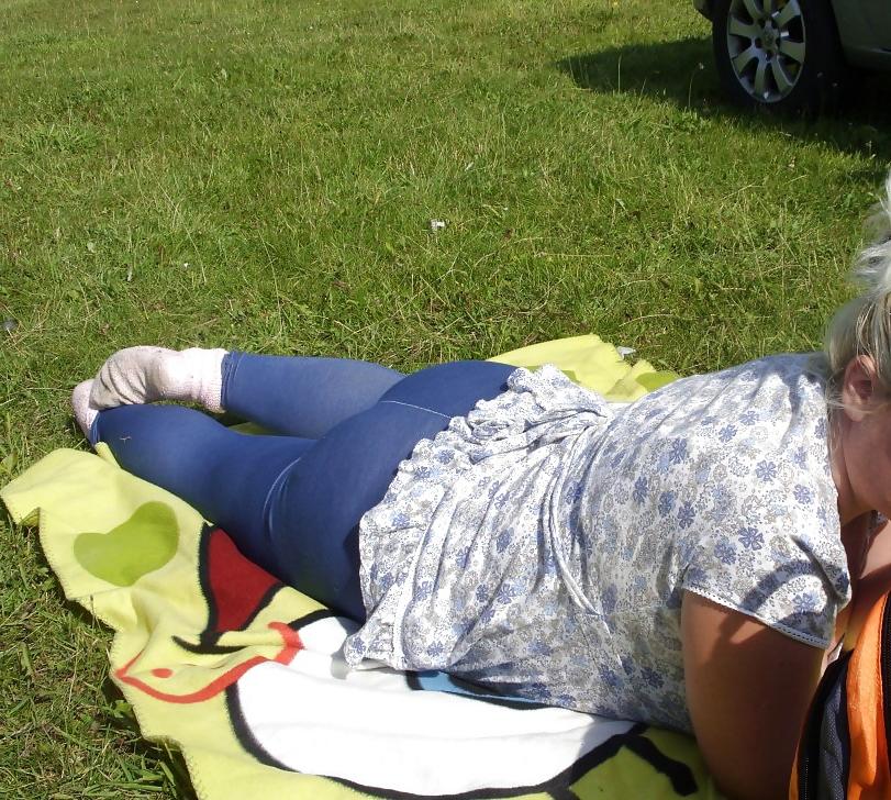 25P The wife's hot ass in sexy jeans