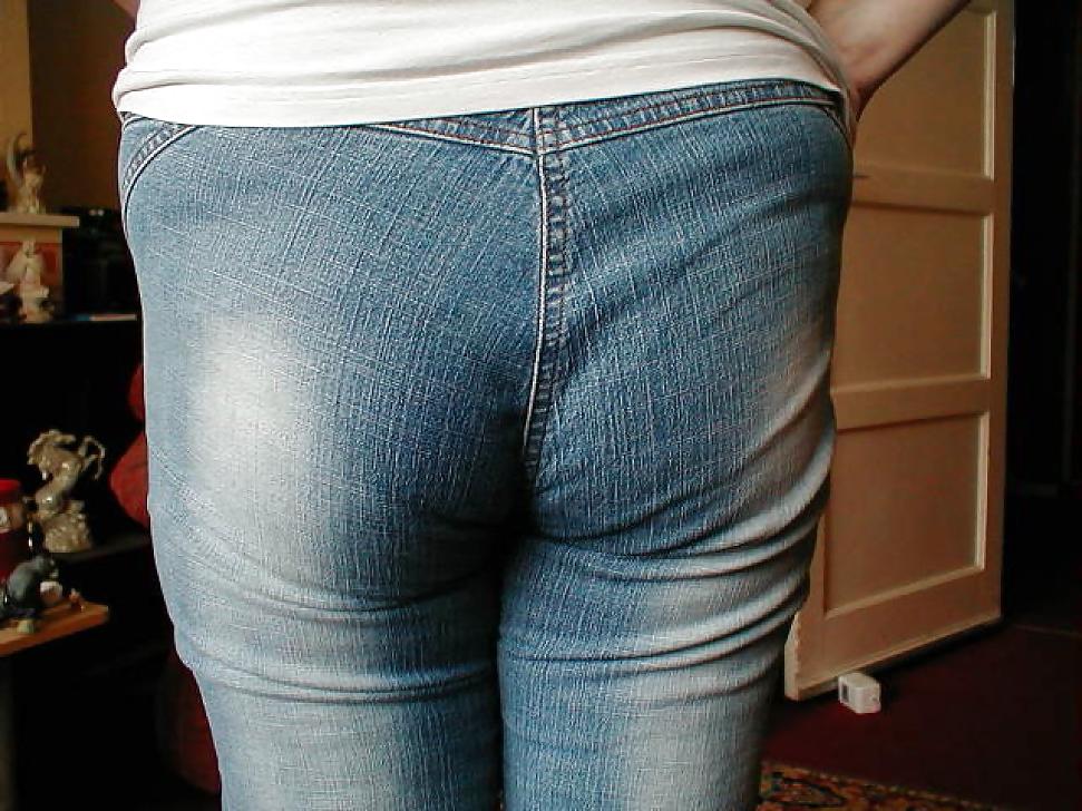 25P The wife's hot ass in sexy jeans