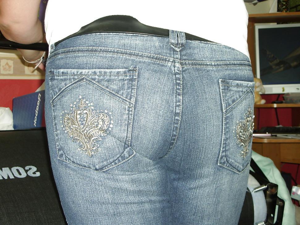 25P The wife's hot ass in sexy jeans