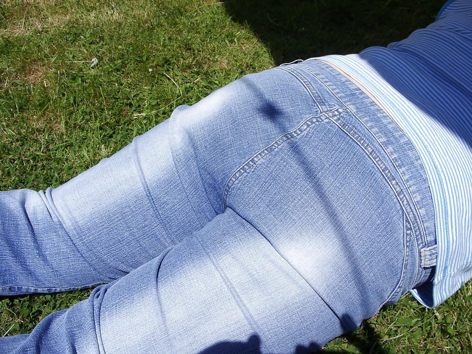 25P The wife's hot ass in sexy jeans