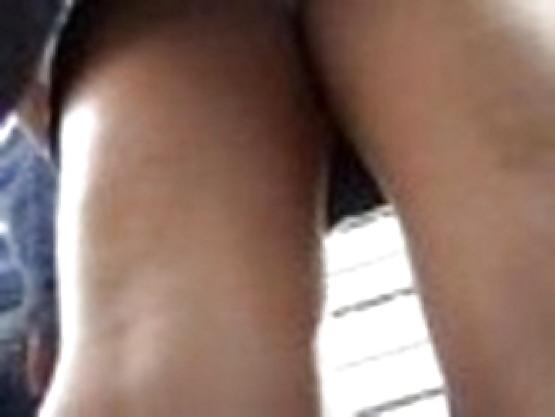 25P PHOTOS VOLEES : SOUS SA JUPE ELLE EST SANS CULOTTE ! ...