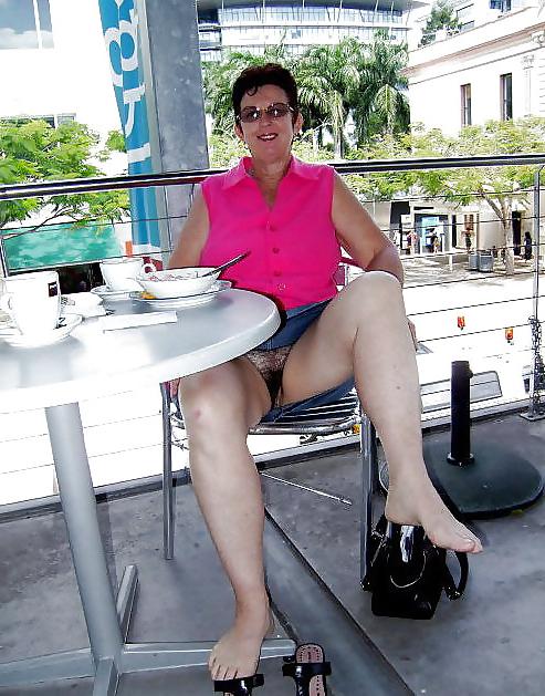 25P PHOTOS VOLEES : SOUS SA JUPE ELLE EST SANS CULOTTE ! ...
