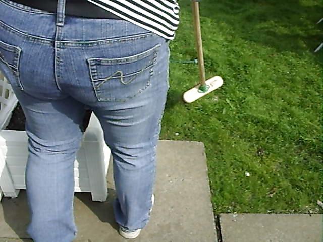25P Wifes sexy ass in jeans