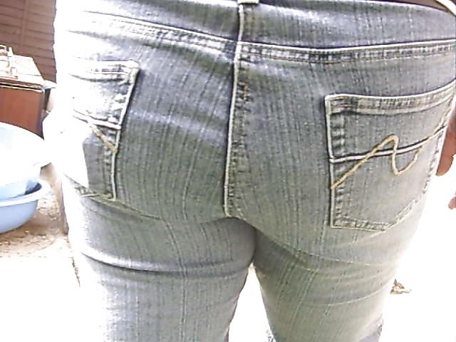25P Wifes sexy ass in jeans