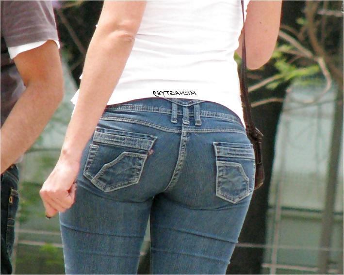 8P Freundin mit schönem Arsch in engen Jeans