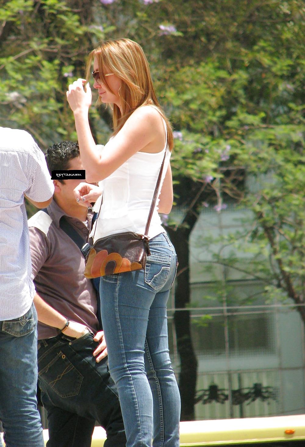 8P Freundin mit schönem Arsch in engen Jeans