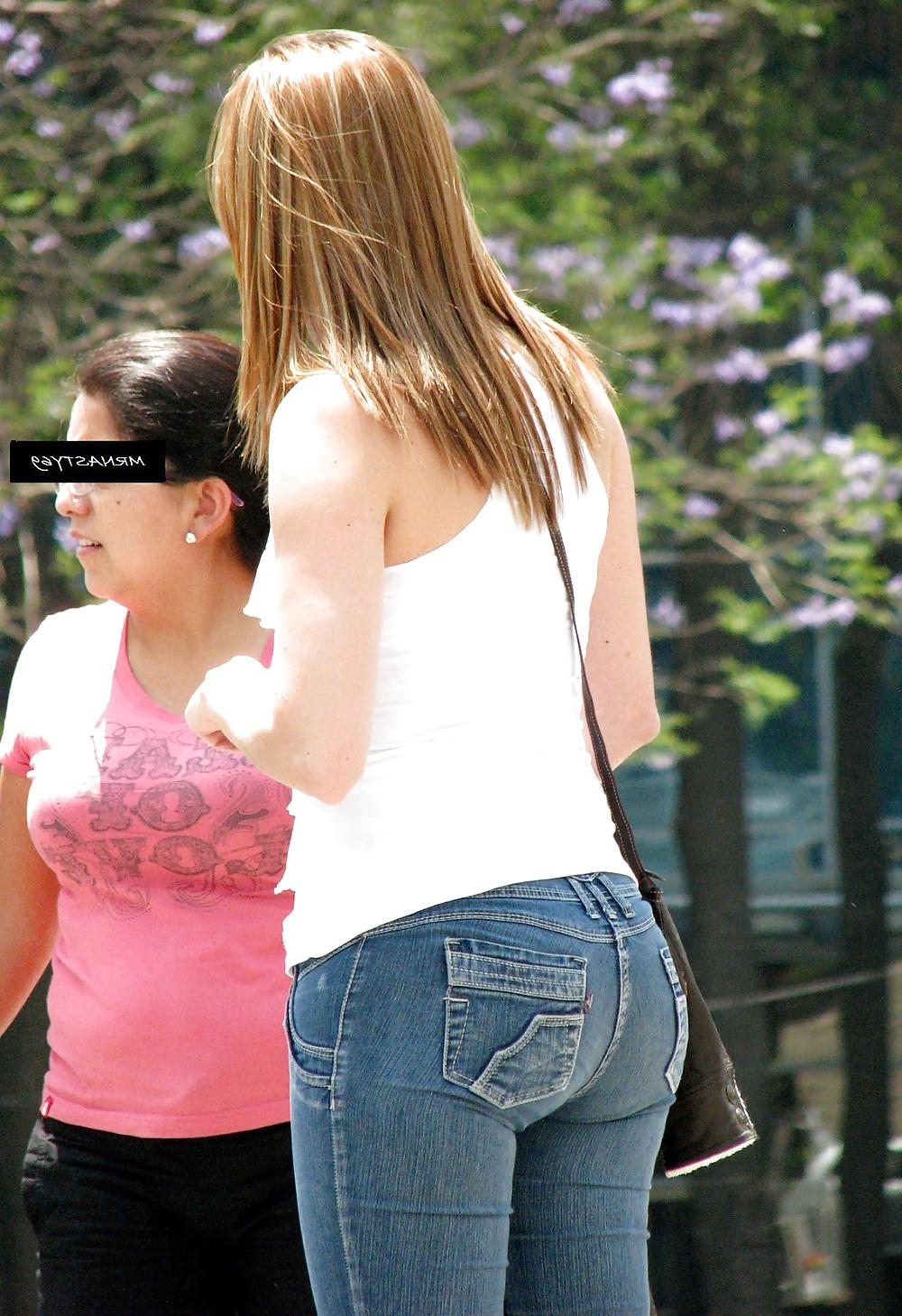 8P Freundin mit schönem Arsch in engen Jeans