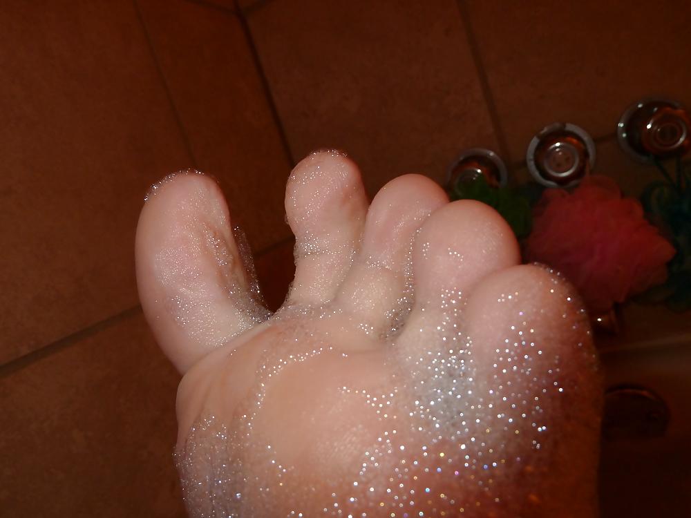 6P My sexy feet in my bath