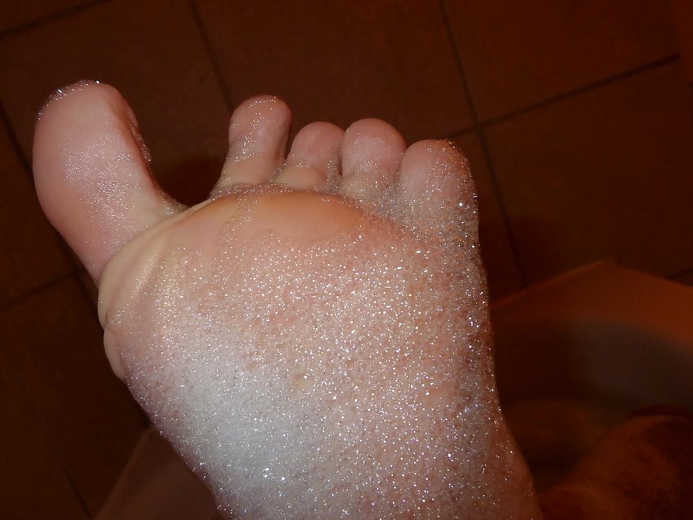 6P My sexy feet in my bath