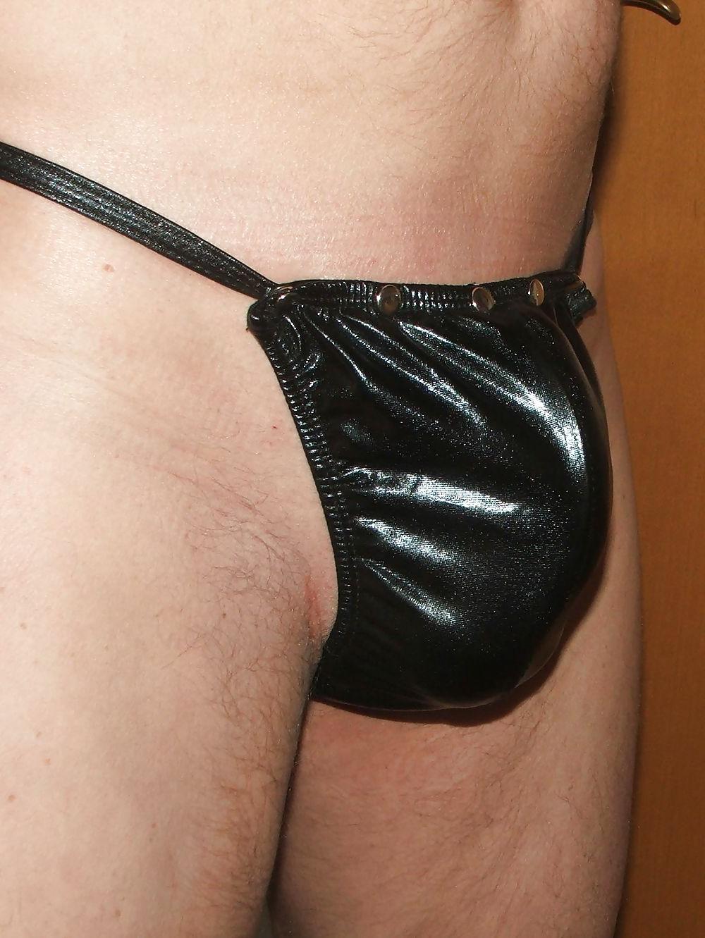 14P Black wetlook thong with cockring