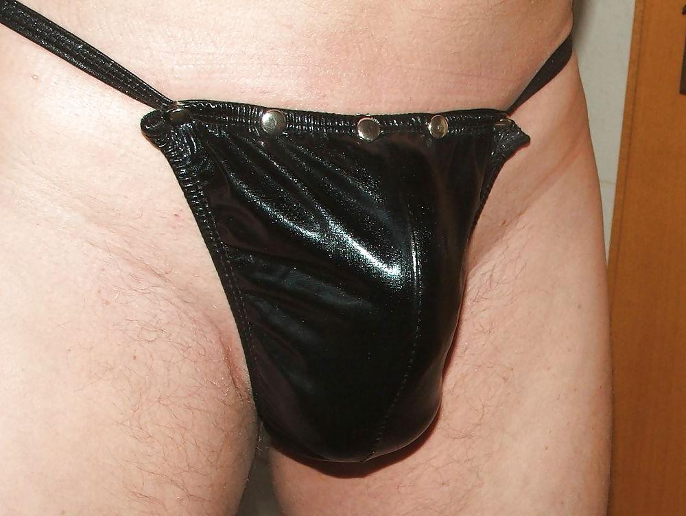 14P Black wetlook thong with cockring