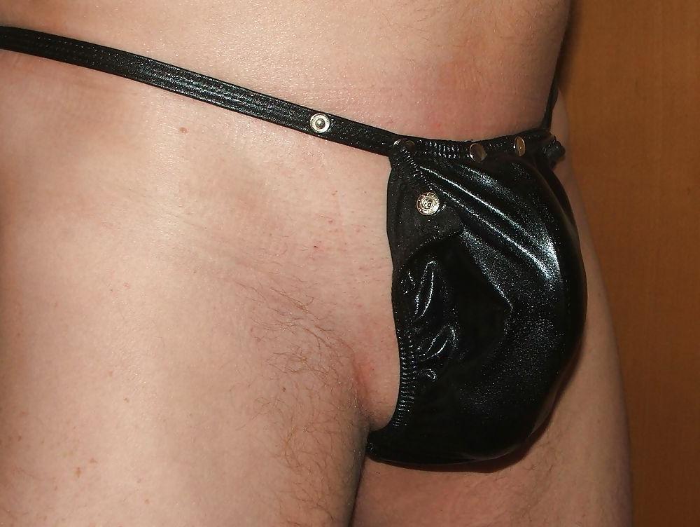 14P Black wetlook thong with cockring