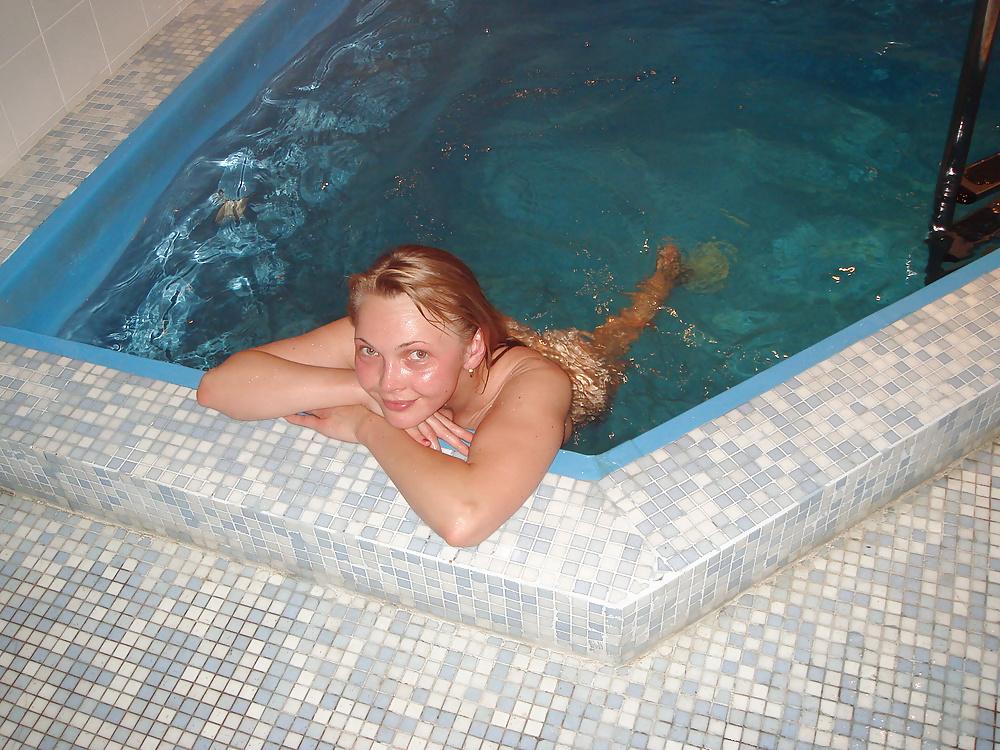 25P Girls come off in the sauna