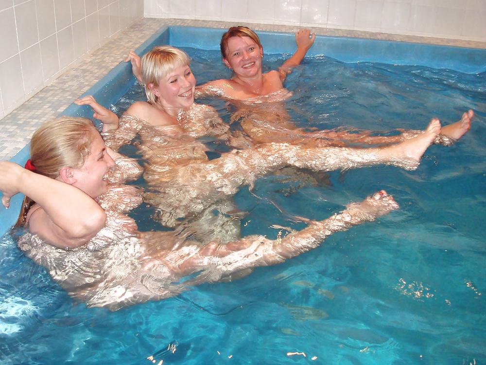 25P Girls come off in the sauna