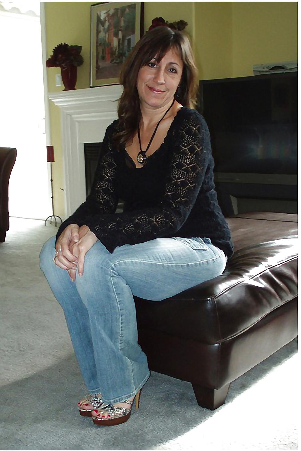17P California milf loves showing her ass off for all you boys.