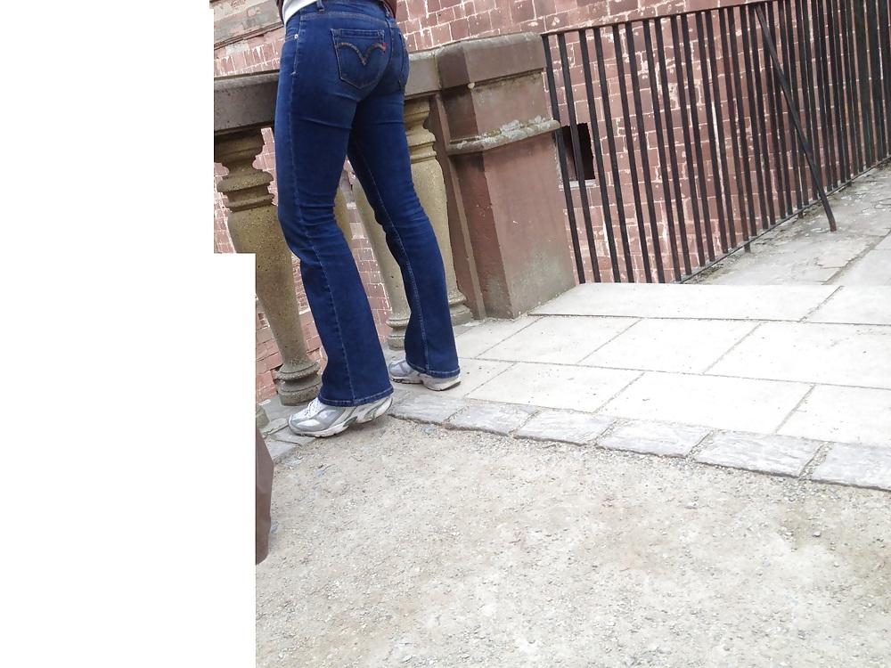 15P Candid Jeans Ass - Voyeur