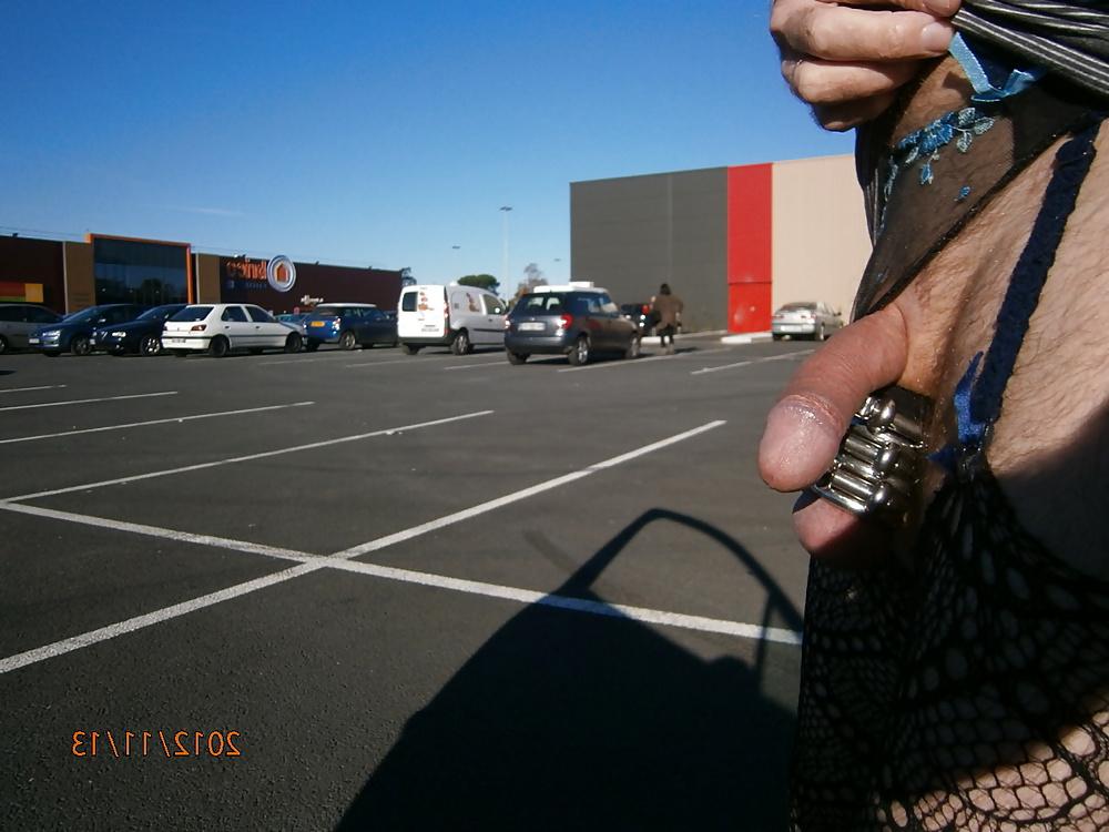 8P Public exhib masturbation salope brad queue