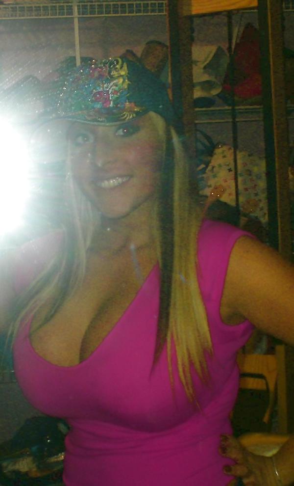 25P Social Network Big Boobed Bimbo Bitch