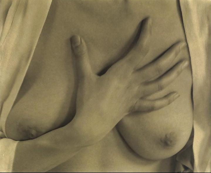 20P Women nudity arty